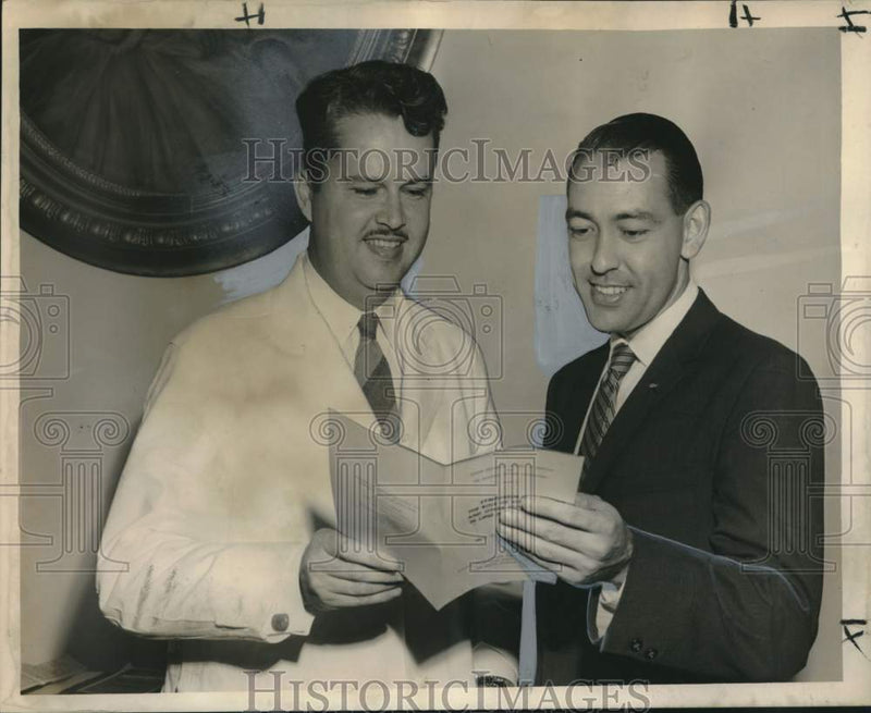 Load image into Gallery viewer, 1959 Press Photo Dr. O.N. Miller &amp; Dr. William Parsons at Vitamin Symposium
