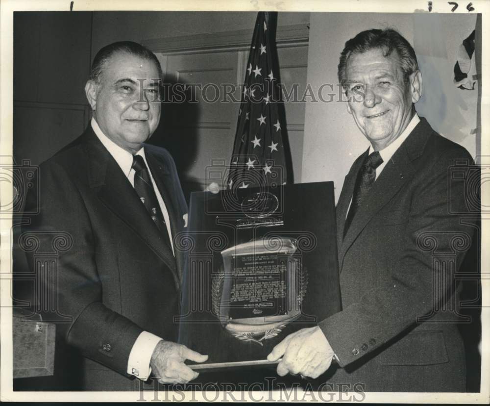 1974 Press Photo Peter Miller Jr. Receives Naval League Award from J.F. Williams- Historic Images