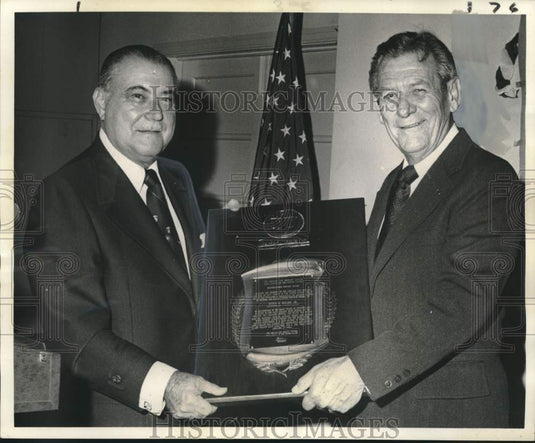 1974 Press Photo Peter Miller Jr. Receives Naval League Award from J.F. Williams- Historic Images