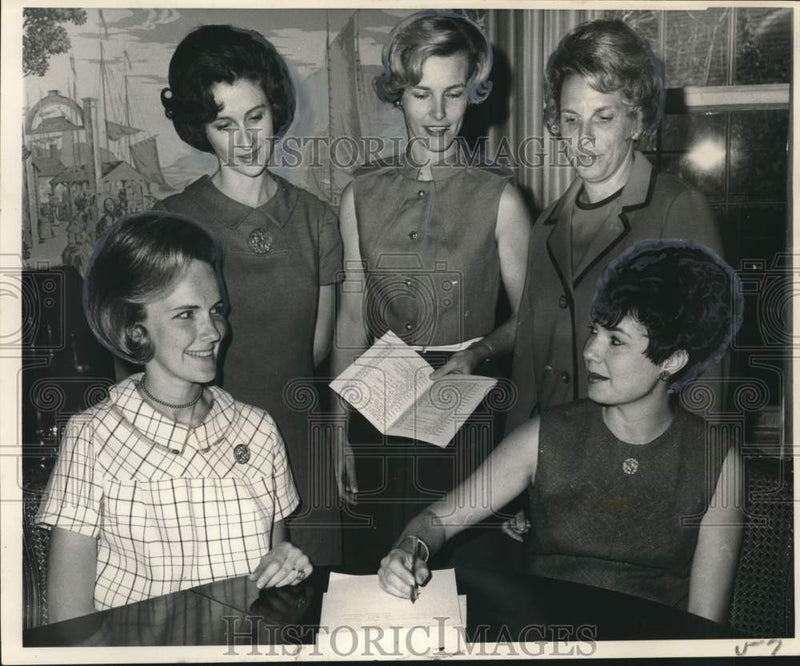 Load image into Gallery viewer, 1968 Press Photo Alumnae of Pi Beta Phi Planning Annual Tea - noo47318
