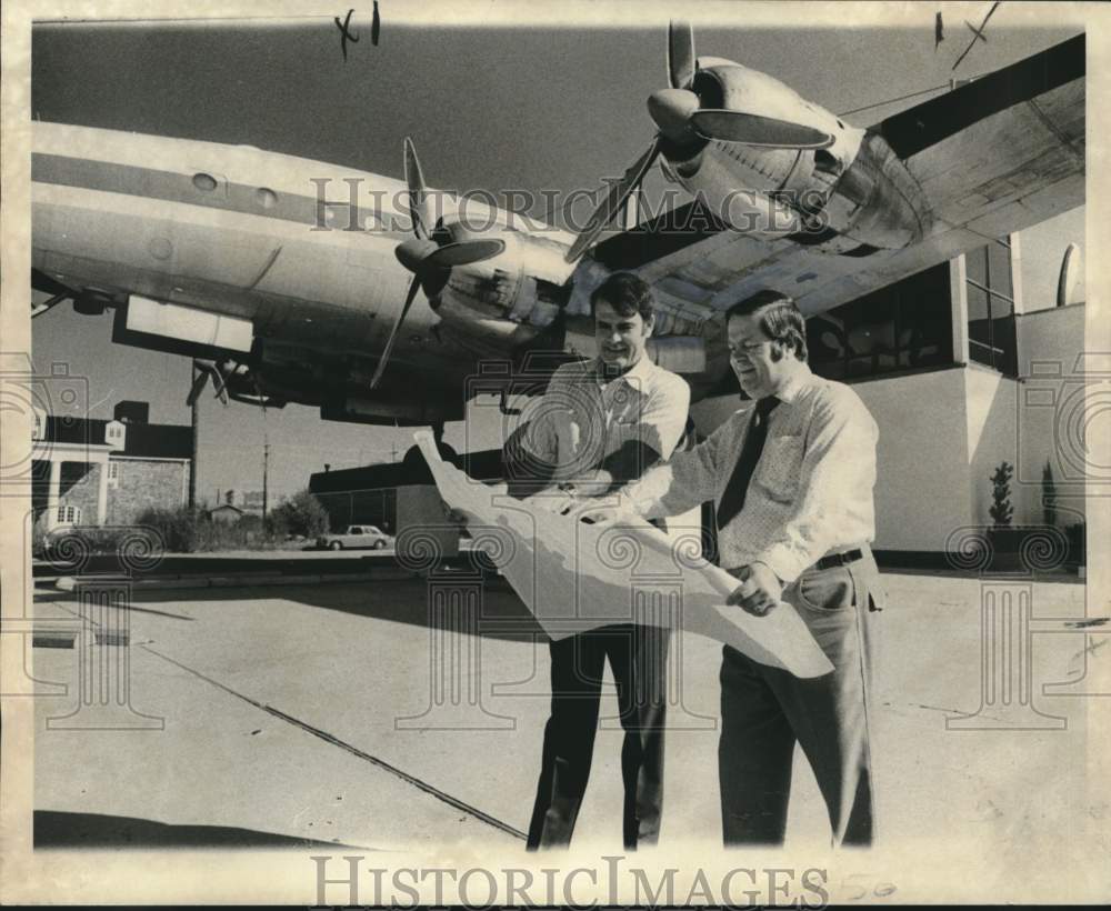 1974 Press Photo Millionaire Club builders look at plans in New Orleans
