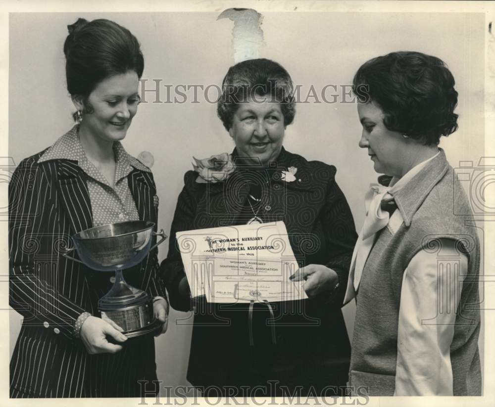 1975 Press Photo Louisiana State Medical Auxiliary honored by women's auxiliary- Historic Images