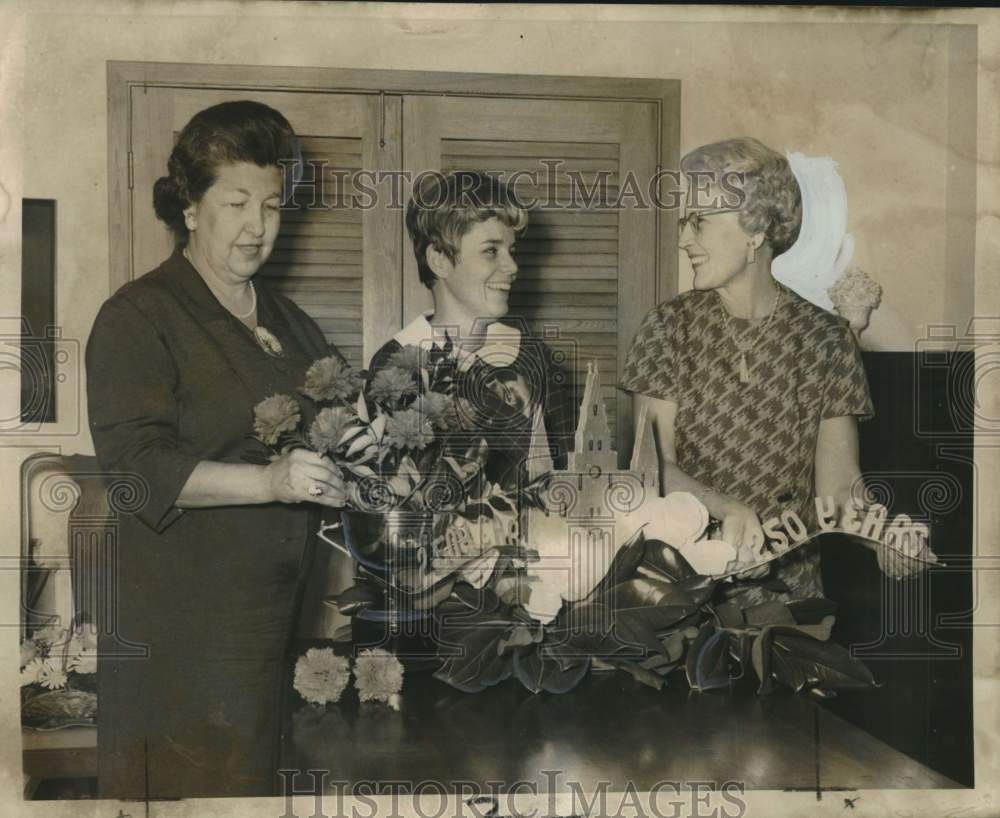 1968 Press Photo Women&#39;s group with the St. Louis Cathedral and coveted cup
