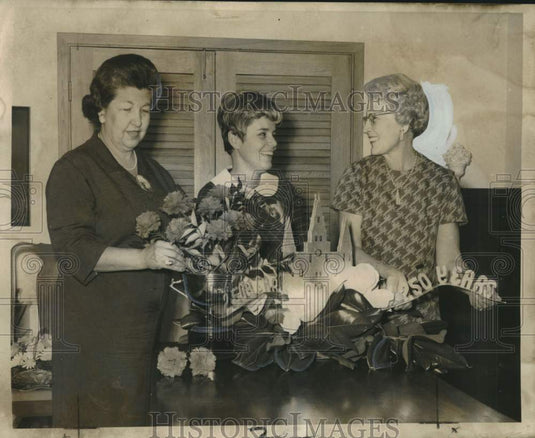 1968 Press Photo Women's group with the St. Louis Cathedral and coveted cup