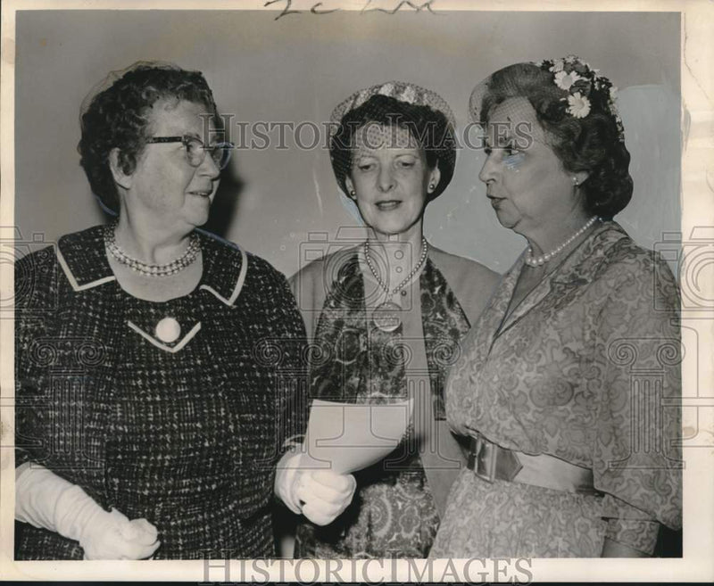 Load image into Gallery viewer, 1962 Press Photo Officials of the New Orleans Needlework Guild of America
