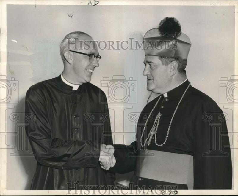 Load image into Gallery viewer, 1960 Press Photo Bishop John J. Wright welcomed by Reverend John M. McQuade

