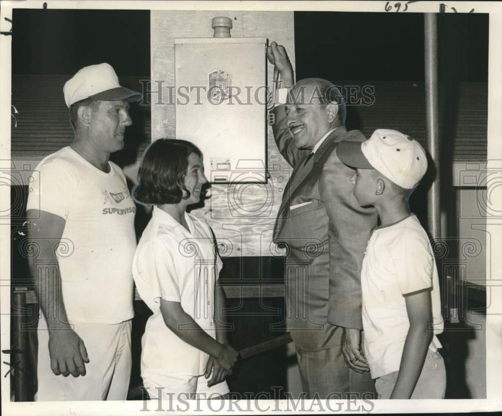 1966 Press Photo Mayor Victor H. Schiro at the lighting of Milne Playground