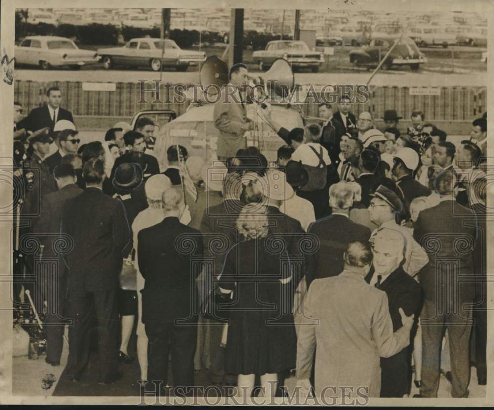 1964 Press Photo Congressman William E. Miller addressing New Orleans supporters