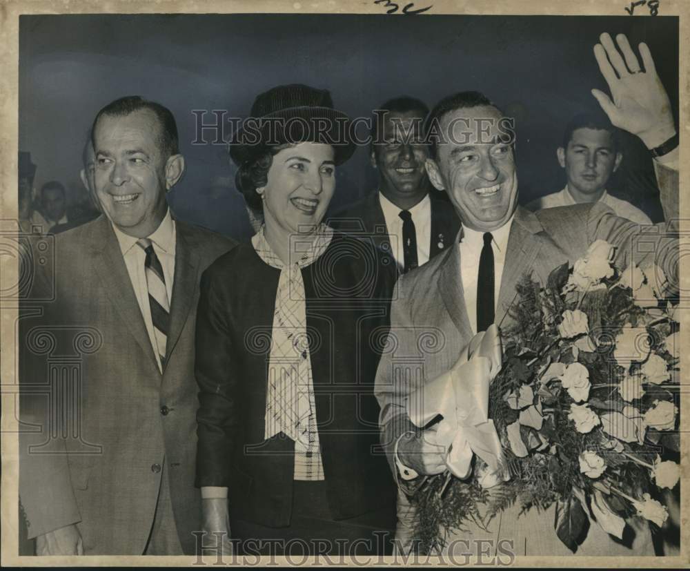 1964 Press Photo William E. Miller welcomed by his supporters in New Orleans - Historic Images