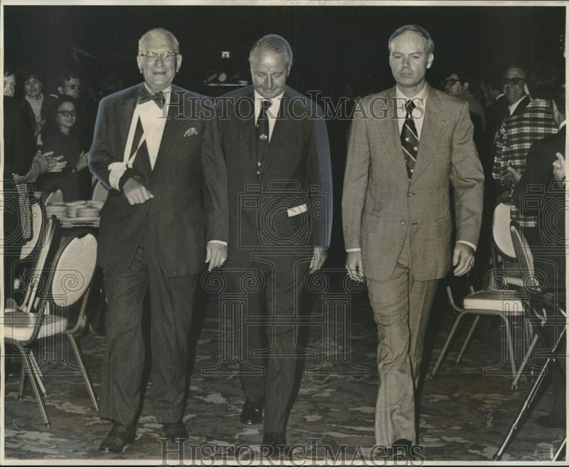 Load image into Gallery viewer, 1975 Press Photo J. William Middendorf Secretary of Navy, Navy Day luncheon
