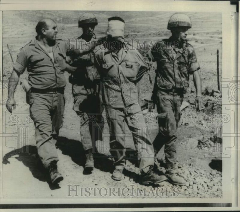 Load image into Gallery viewer, 1967 Press Photo Israeli soldiers in Syria with blindfolded Russian officer
