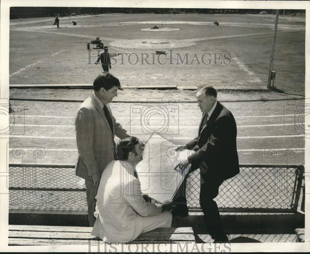 1971 Press Photo Domed Stadium officials inside the Tad Gormley Stadium - Historic Images