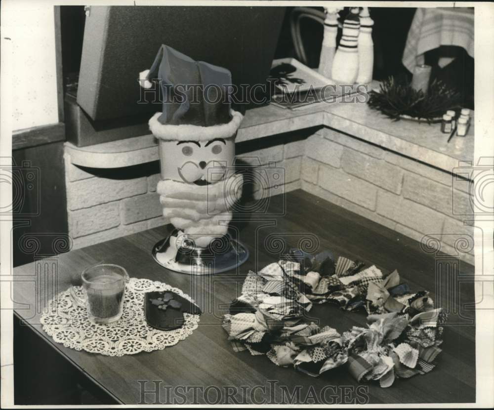 1972 Press Photo Styrofoam mitten beach bottle Santa and crap cloth wreath- Historic Images