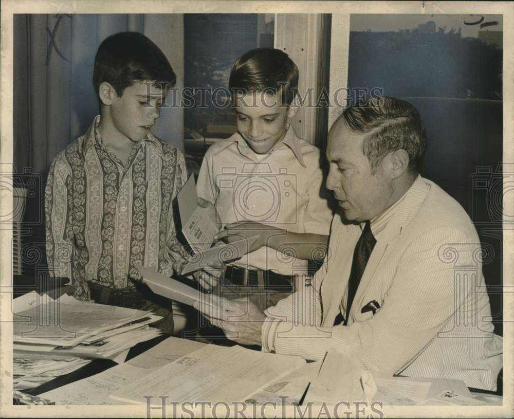 1972 Press Photo Councilman Lambert explains new Council to two boys- Historic Images