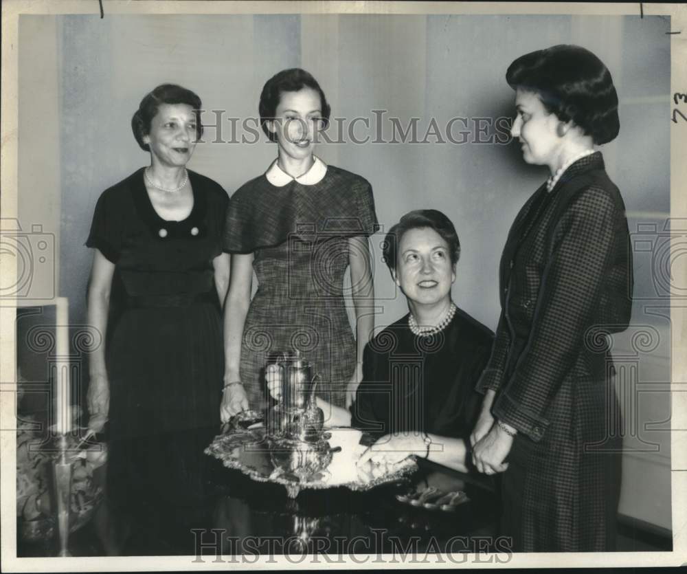 1956 Press Photo New Orleans-Mesdames Hall, Meyer &amp; Lolhschuetz enjoy tea- Historic Images