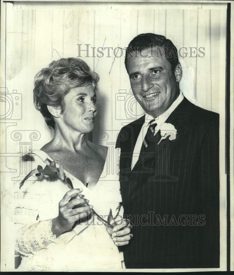 Load image into Gallery viewer, 1969 Press Photo Cleveland Browns Art Modell with Bride Actress Patricia Breslin
