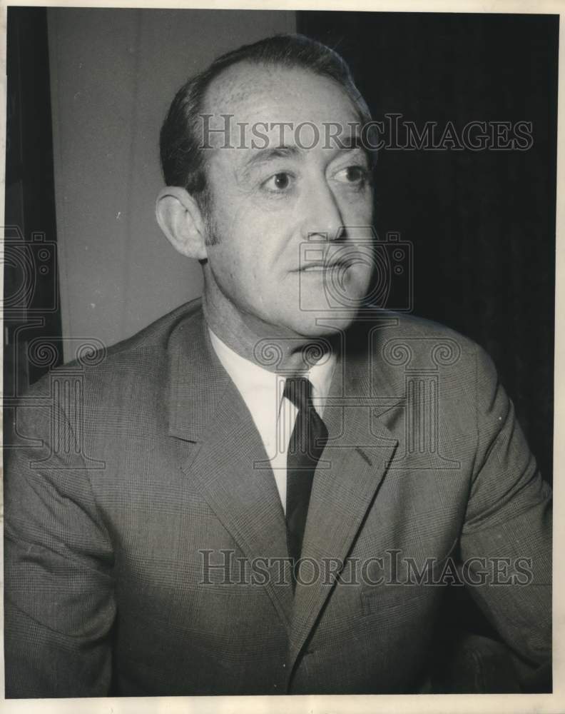 Load image into Gallery viewer, 1969 Press Photo D.F. Mitchell, V.P. of Sales for Sunbeam Corporation
