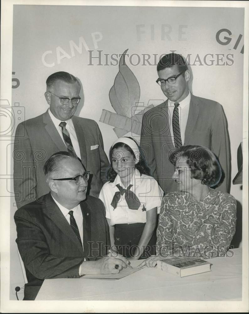 Load image into Gallery viewer, 1966 Press Photo Camp Fire Girl Teresa Cicerone with New Orleans Officers
