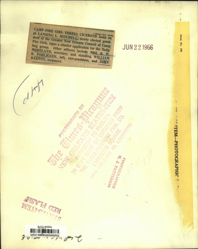 1966 Press Photo Camp Fire Girl Teresa Cicerone with New Orleans Officers