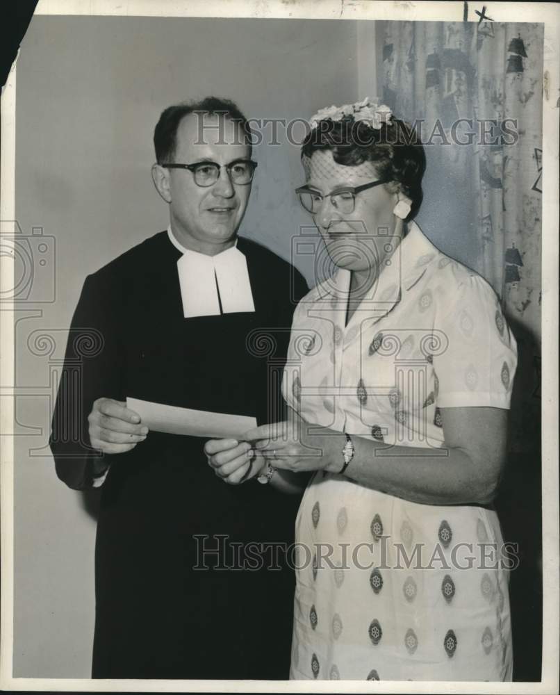 1960 Press Photo Check presented to De La Salle High School in New Orleans - Historic Images