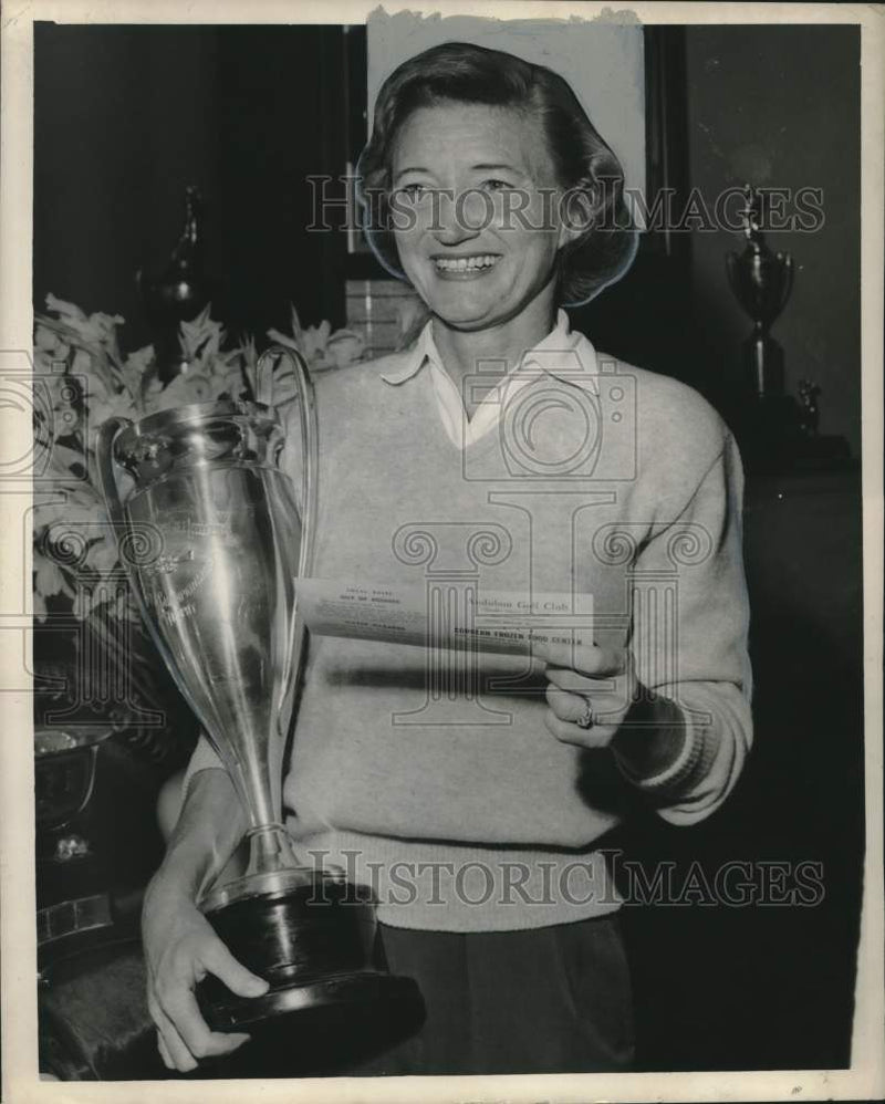Load image into Gallery viewer, 1967 Press Photo Mrs. E. J. Mittelbronn with Audubon Golf Club trophy
