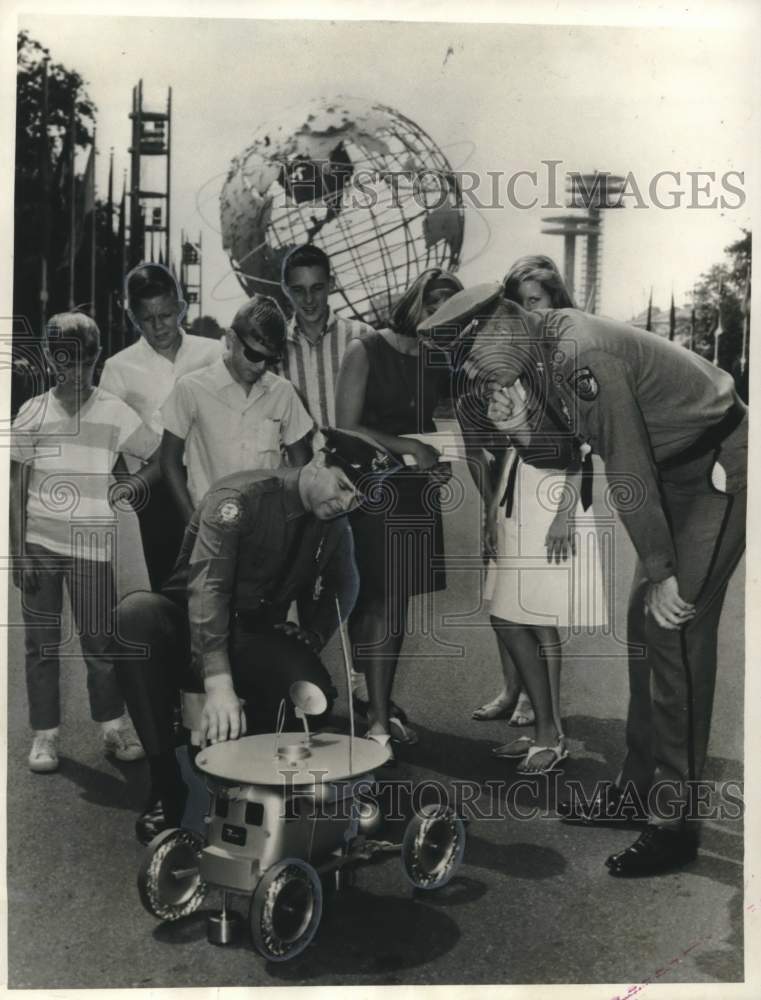 Load image into Gallery viewer, 1965 Press Photo Apollo Mobile Lunar Laboratory at World's Fair - noo47616
