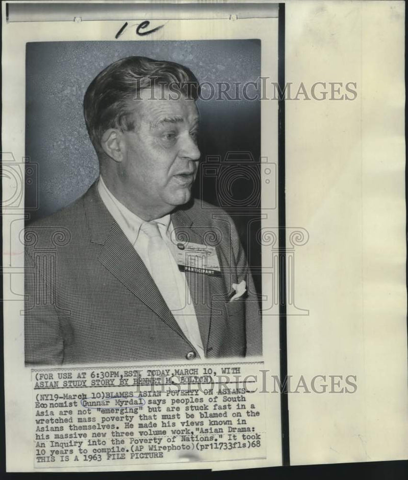 Load image into Gallery viewer, 1963 Press Photo Economist Gunnar Myrdal - noo47633
