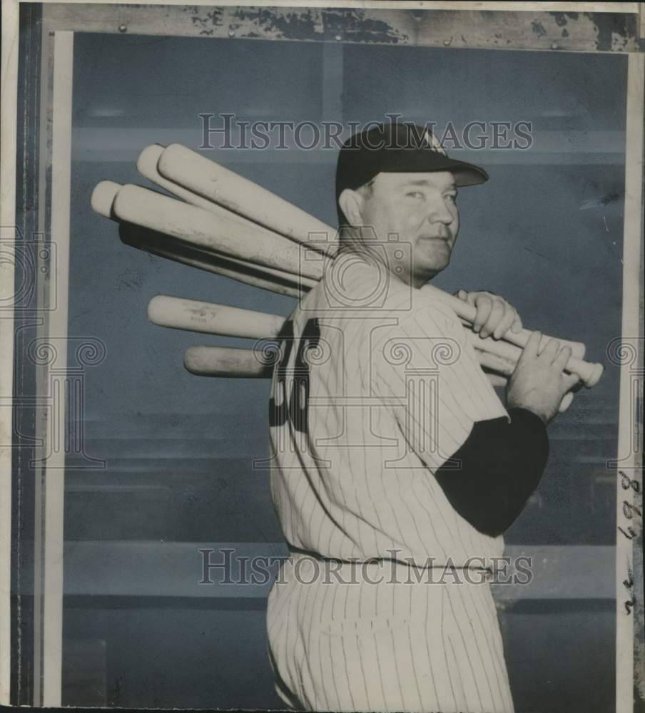 1977 Press Photo New York Mets Johnny Mize Holding Bats- Historic Images