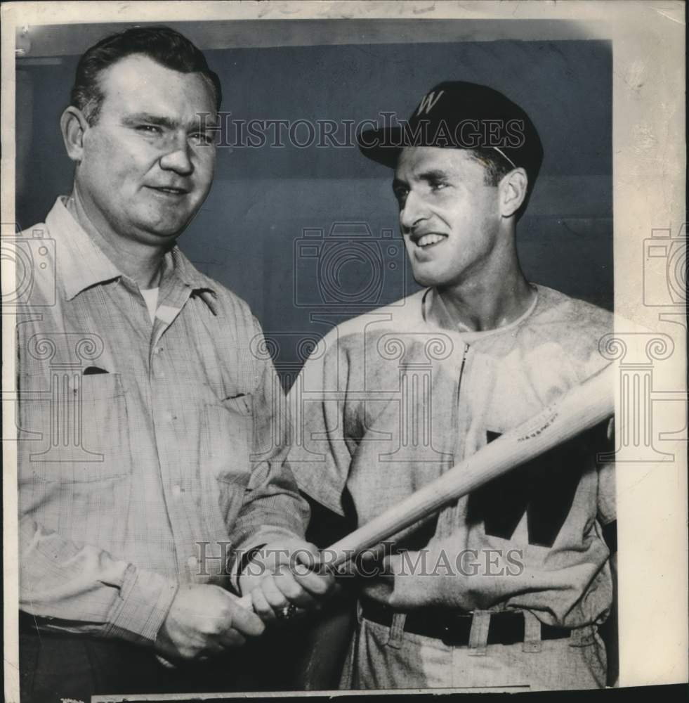 1977 Press Photo Former New York Yankee Johnny Mize with Baseball Player- Historic Images