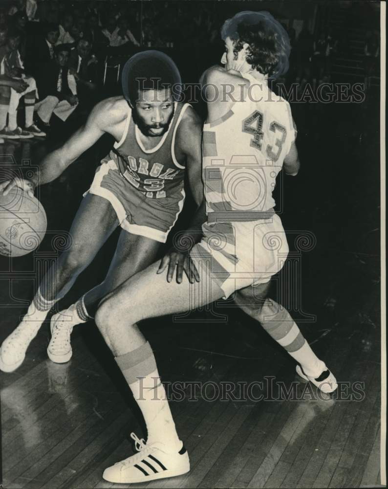 1973 Press Photo Tulane&#39;s Jeff Morris blocks Georgia&#39;s Ernie Dix, basketball- Historic Images