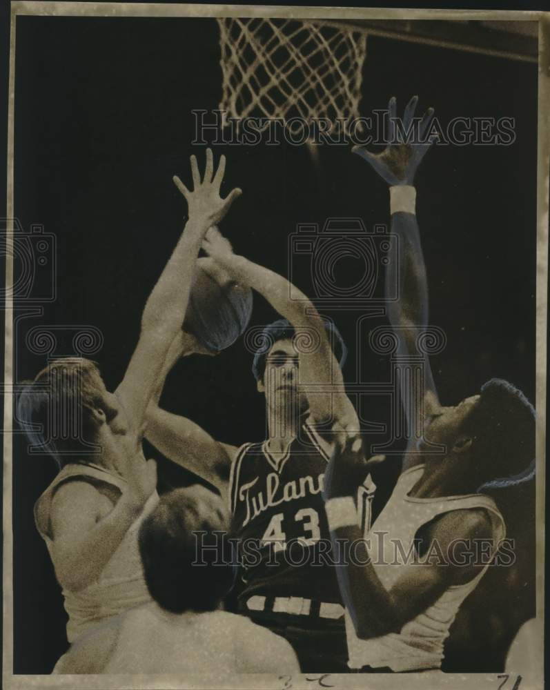 1972 Press Photo Tulane basketball player Jeff Morris attempts a shot- Historic Images