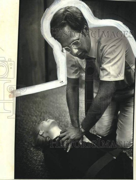 1980 Press Photo Lansing Mitchell Junior demonstrates CPR skills- Historic Images