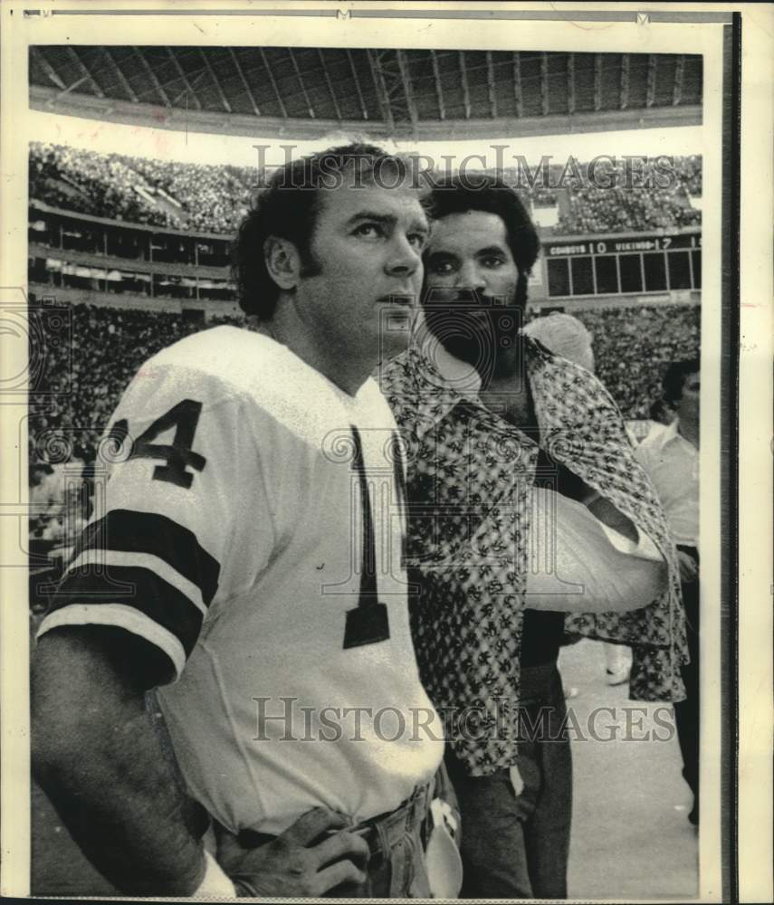 1972 Press Photo Cowboy back-up quarterback Craig Morton watches from sidelines- Historic Images