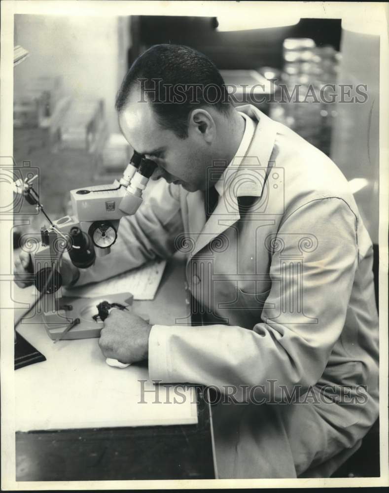 1961 Press Photo Dr. Merle Mizell checks cell development, Tulane University - Historic Images