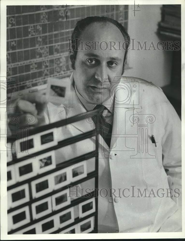 1969 Press Photo Dr. Merle Mizell, studies regeneration mechanisms, Tulane - Historic Images