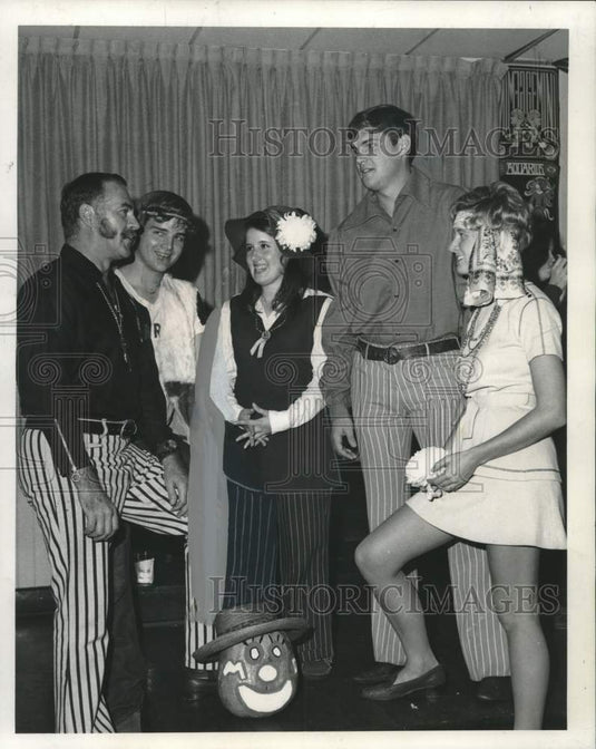 1969 Press Photo Zodiac Costume Party honoring college students - Historic Images