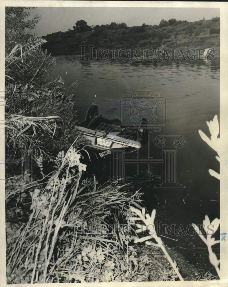 1970 Press Photo Bottom of overturned car in Morrison Road Canal- Historic Images