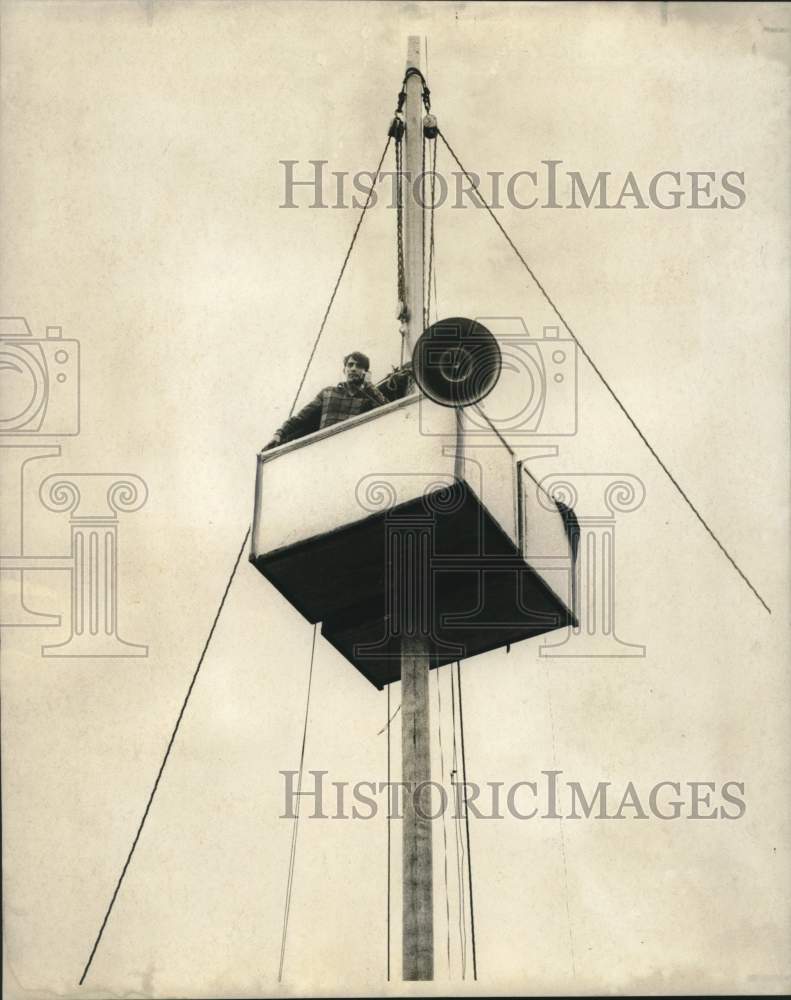 1970 Press Photo Sunday School teacher sits on pole in protest in New Orleans- Historic Images