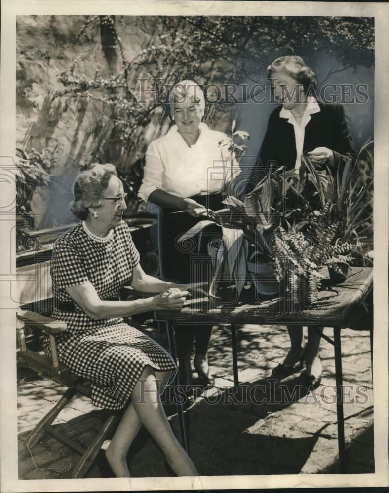 1961 Press Photo Patio Planters&#39; Annual Spring Plant Bazaar Coordinators- Historic Images