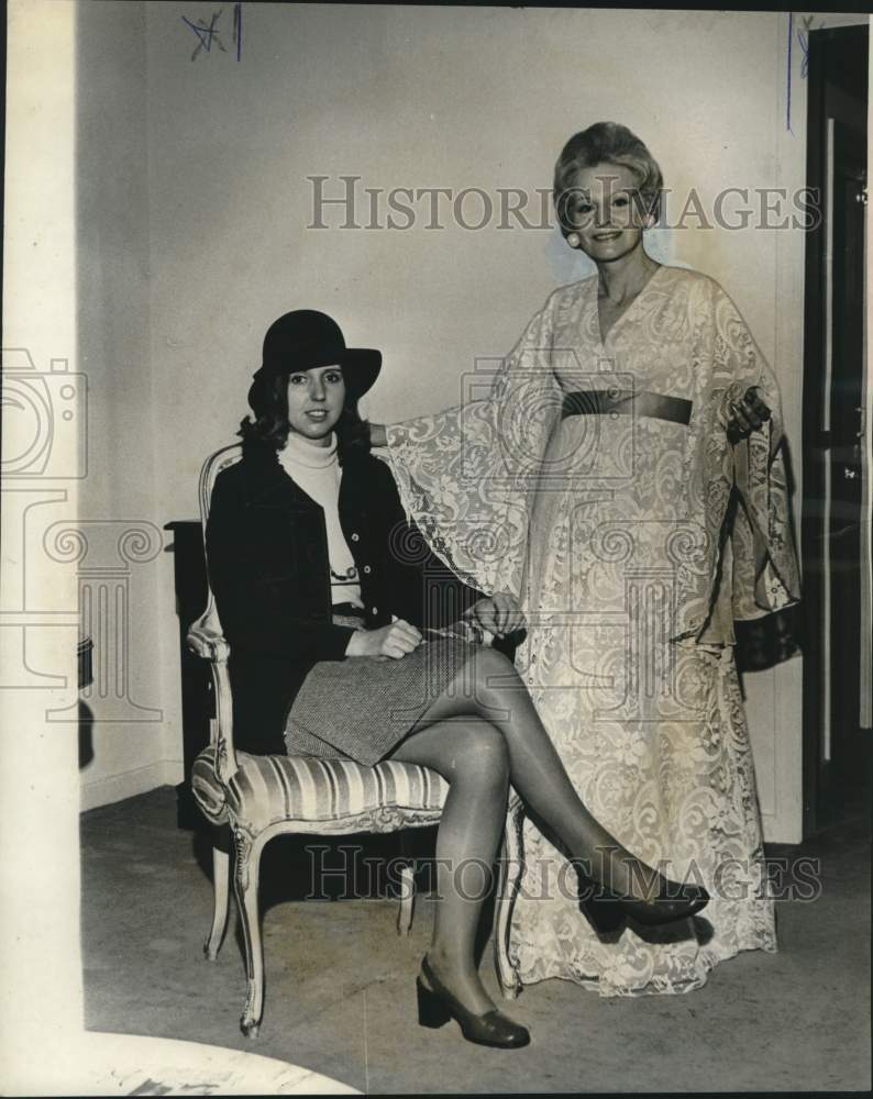 1974 Press Photo Designer Judy Moore presenting her Holiday Collection - Historic Images