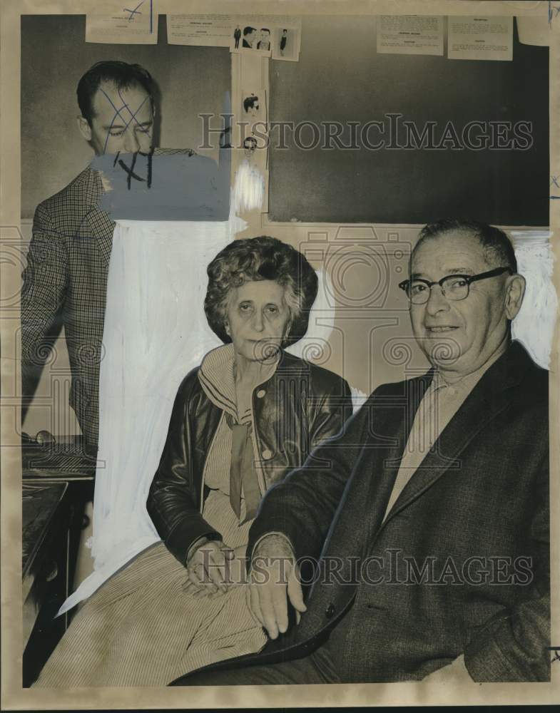 Load image into Gallery viewer, 1966 Press Photo Mr. and Mrs. Carl Naihaus at Police Station to identify robbers

