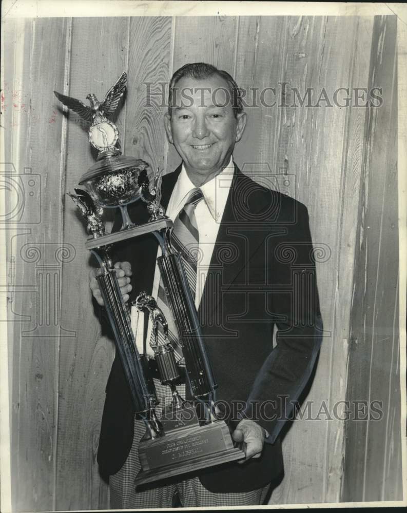 1973 Press Photo Joe Muller holding the City park golf championship trophy - Historic Images