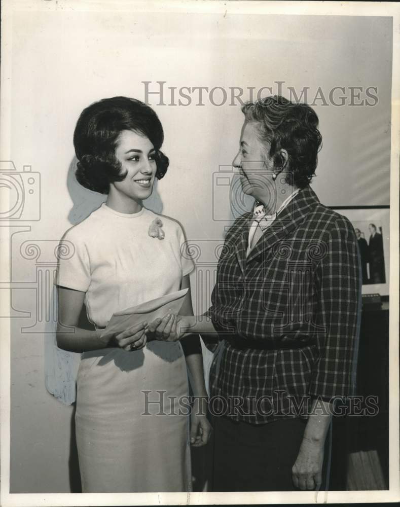 Load image into Gallery viewer, 1963 Press Photo Linda Musmeci receives scholarship from Attorney Kathleen Rudde
