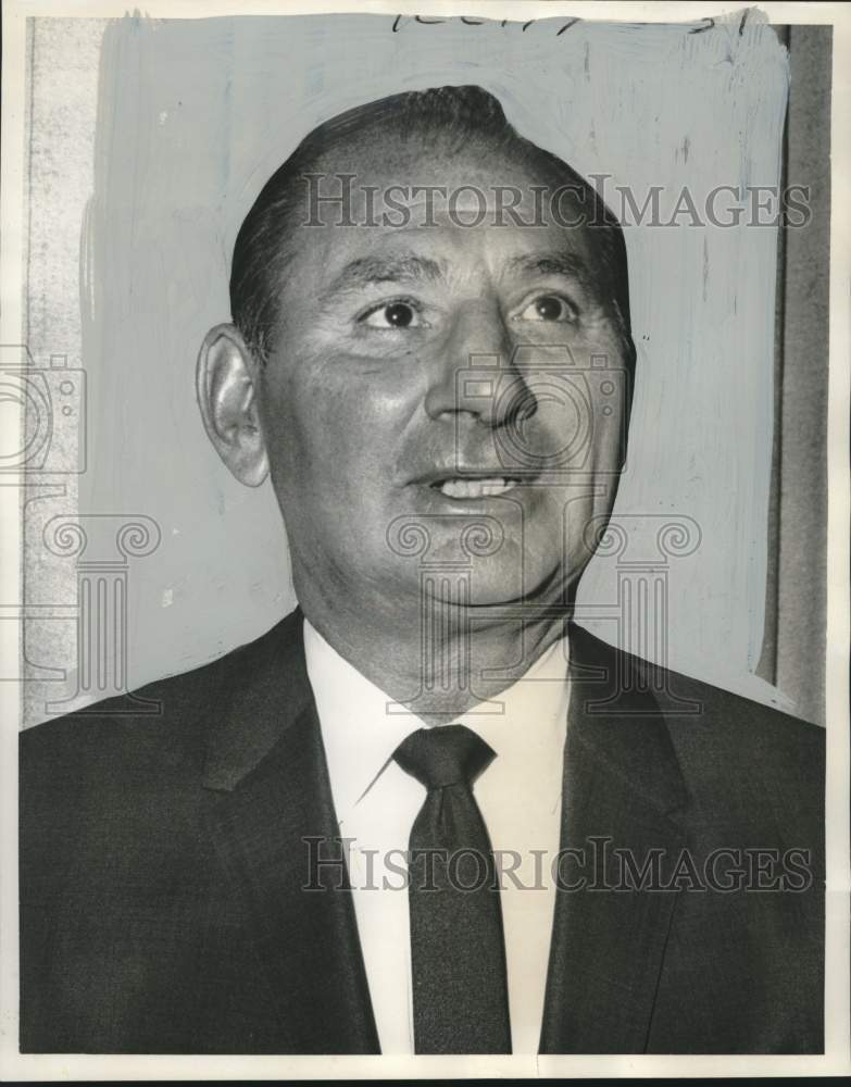 1966 Press Photo Jack Musick, president, Hiram Walker Inc., visits New Orleans