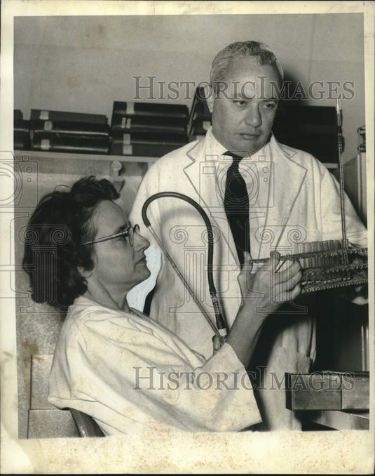 1968 Press Photo Test for Hong Kong flu at Tulane University School of Medicine