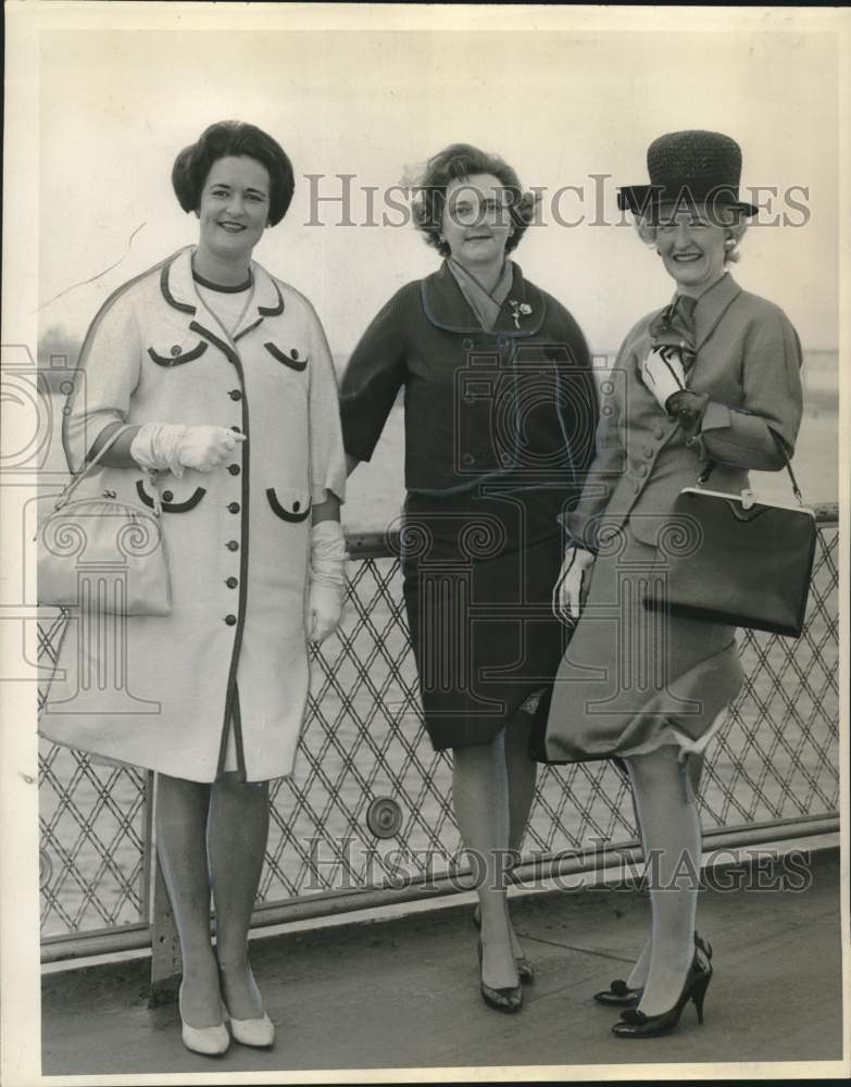 1964 Press Photo Ladies standing by river in New Orleans- Historic Images