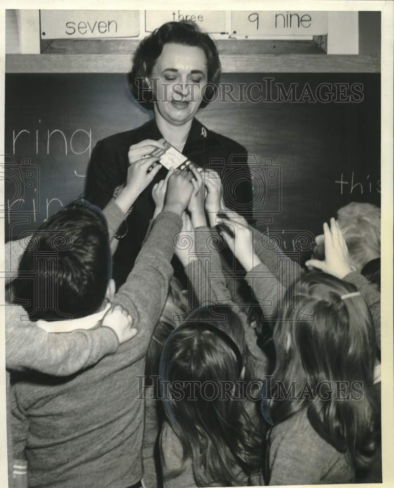 1961 Press Photo Mrs Moss collects Easter Seal cards from pupils in New Orleans- Historic Images