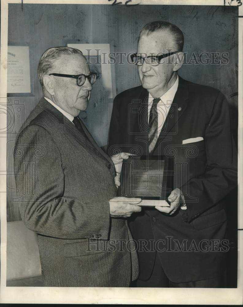 1967 Press Photo Frank Fairley presented service award, New Orleans postoffice- Historic Images