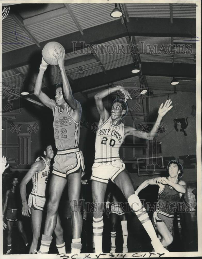 1975 Press Photo Basketball-Rodney Montgomery out-battles Hayward Hewitt- Historic Images