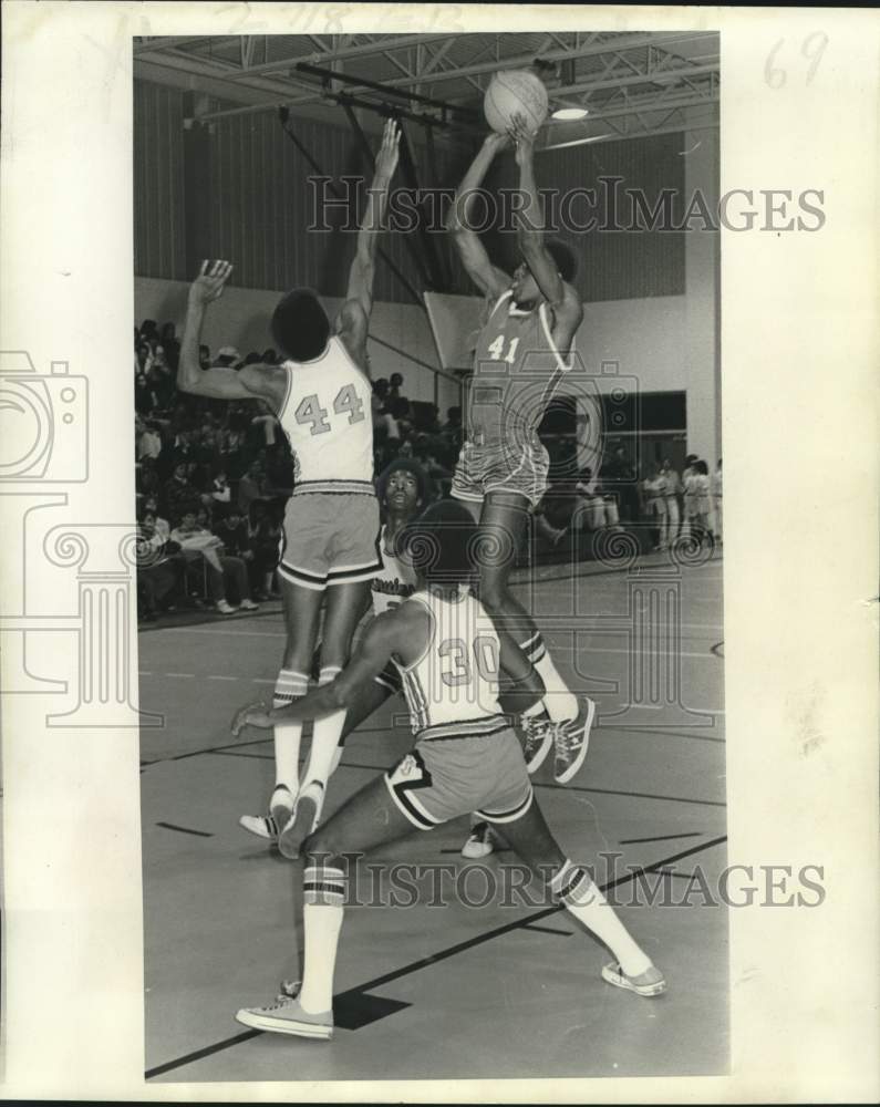 1977 Press Photo McDonogh basketball player Ralph Myers shoots down Bruins- Historic Images